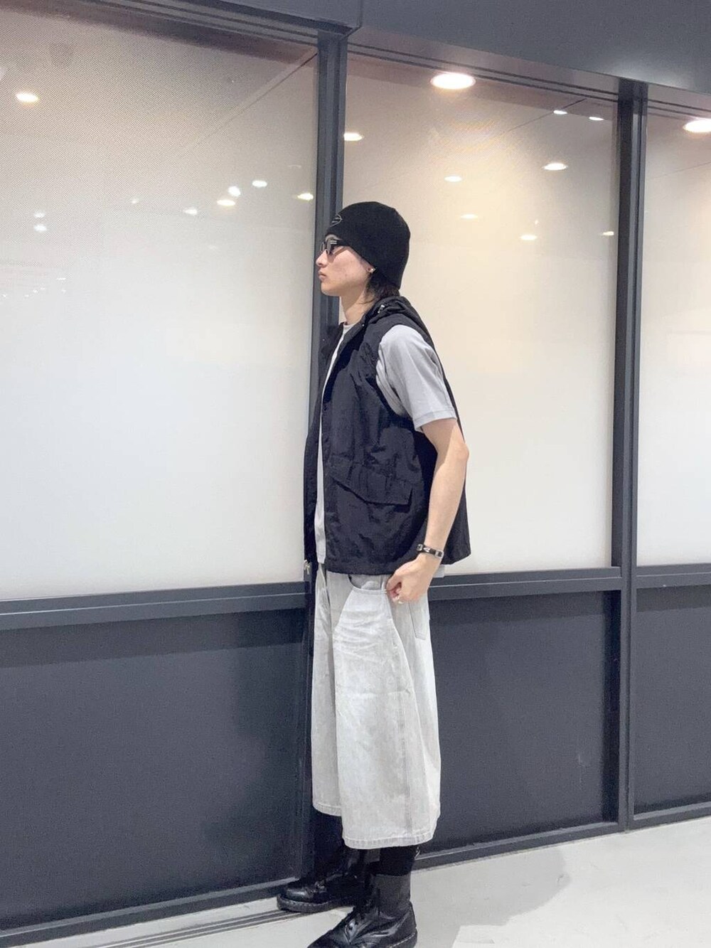 ブラック系のシャツ/ブラウス、グレー系のTシャツ/カットソー、その他のニットキャップ/ビーニーを着用したメンズの春コーディネートの2枚目の写真