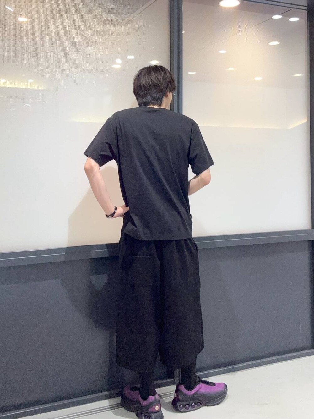 ブラック系のTシャツ/カットソー、ブラック系のスウェットパンツを着用したメンズの夏コーディネートの3枚目の写真