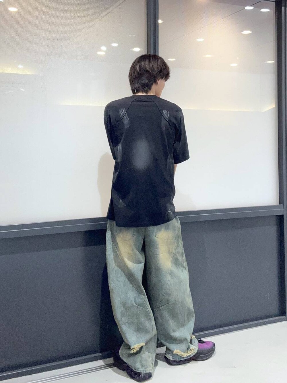 ブラック系のTシャツ/カットソーを着用したメンズの夏コーディネートの3枚目の写真