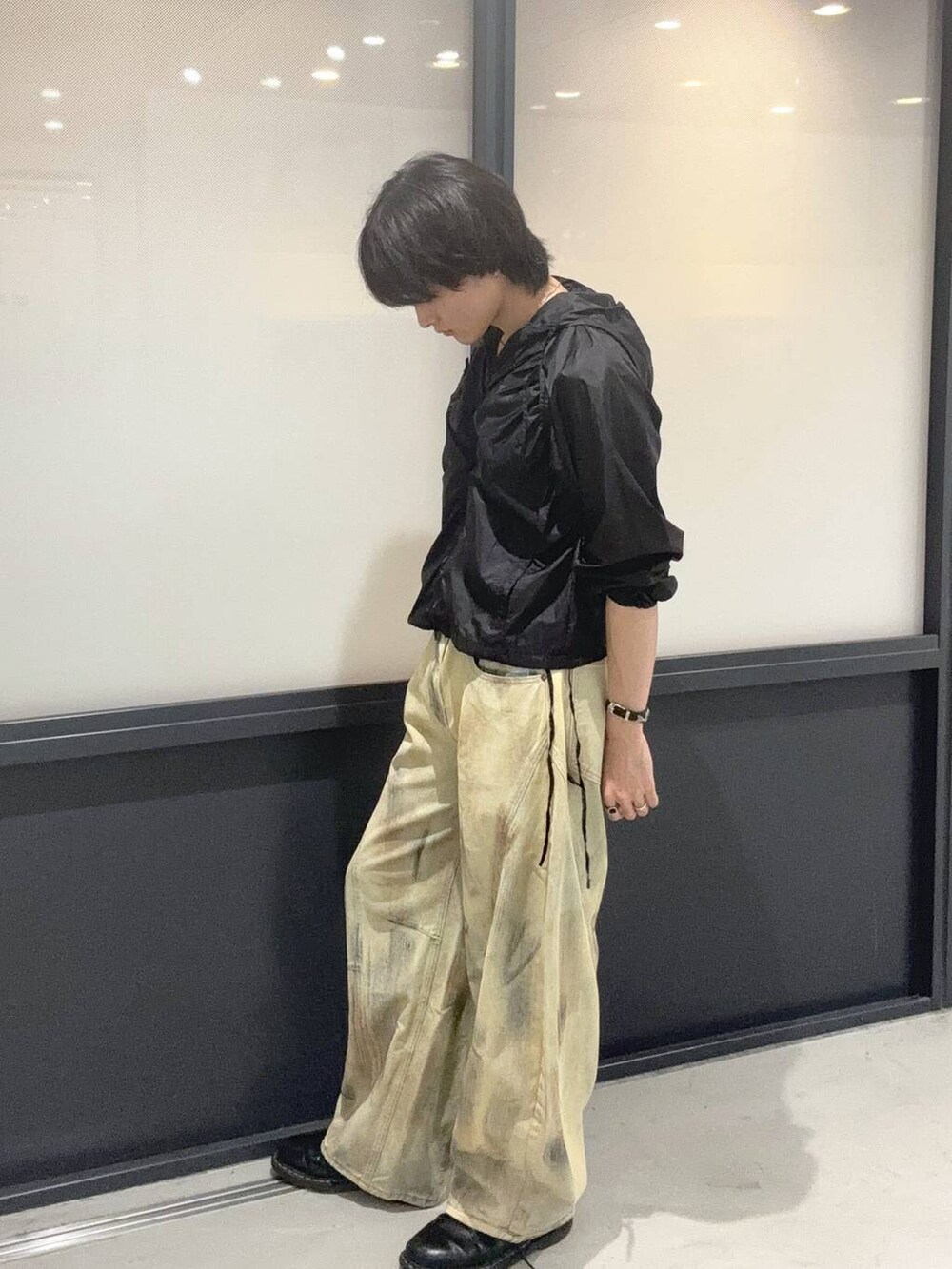 ブラック系のブルゾン、ブルー系のデニムパンツを着用したメンズの夏コーディネートの2枚目の写真