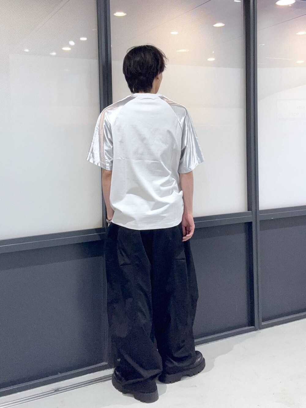 ブラック系のその他パンツ、グレー系のTシャツ/カットソーを着用したメンズの夏コーディネートの3枚目の写真