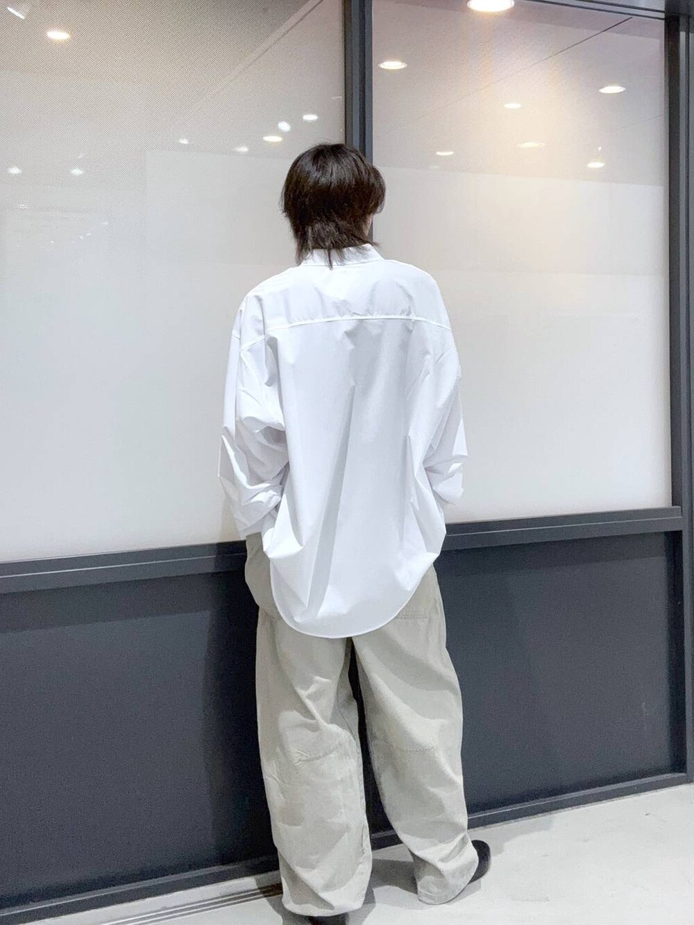 ホワイト系のシャツ/ブラウス、グレー系のその他パンツを着用したメンズの春コーディネートの3枚目の写真