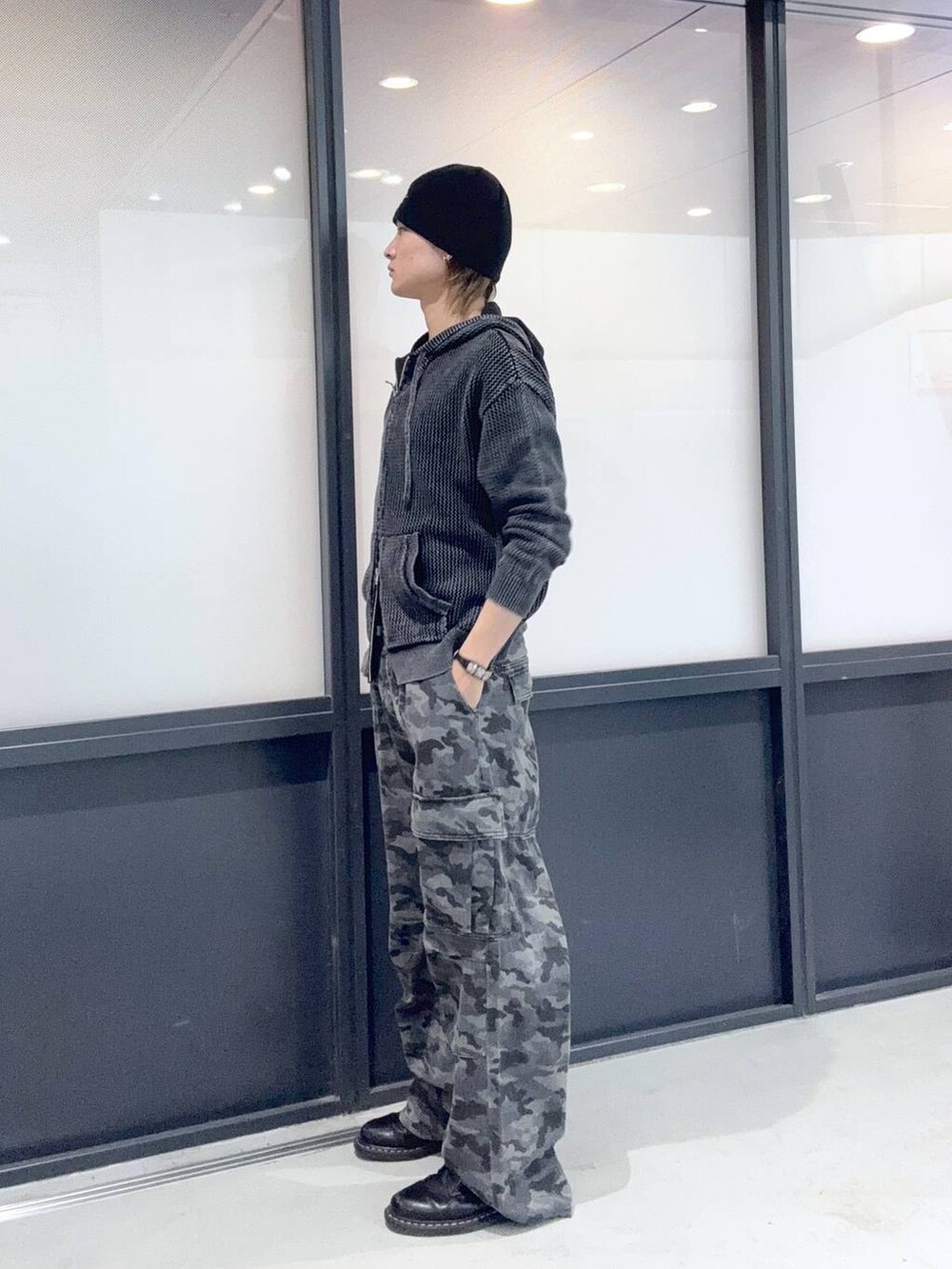 ブラック系のパーカーを着用したメンズの冬コーディネートの2枚目の写真