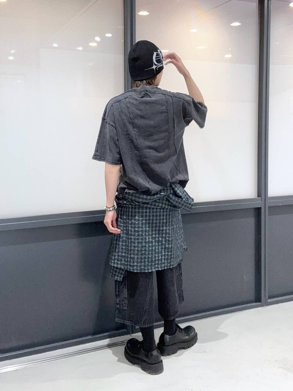 ブラック系のTシャツ/カットソーを着用したメンズの春コーディネートの3枚目の写真