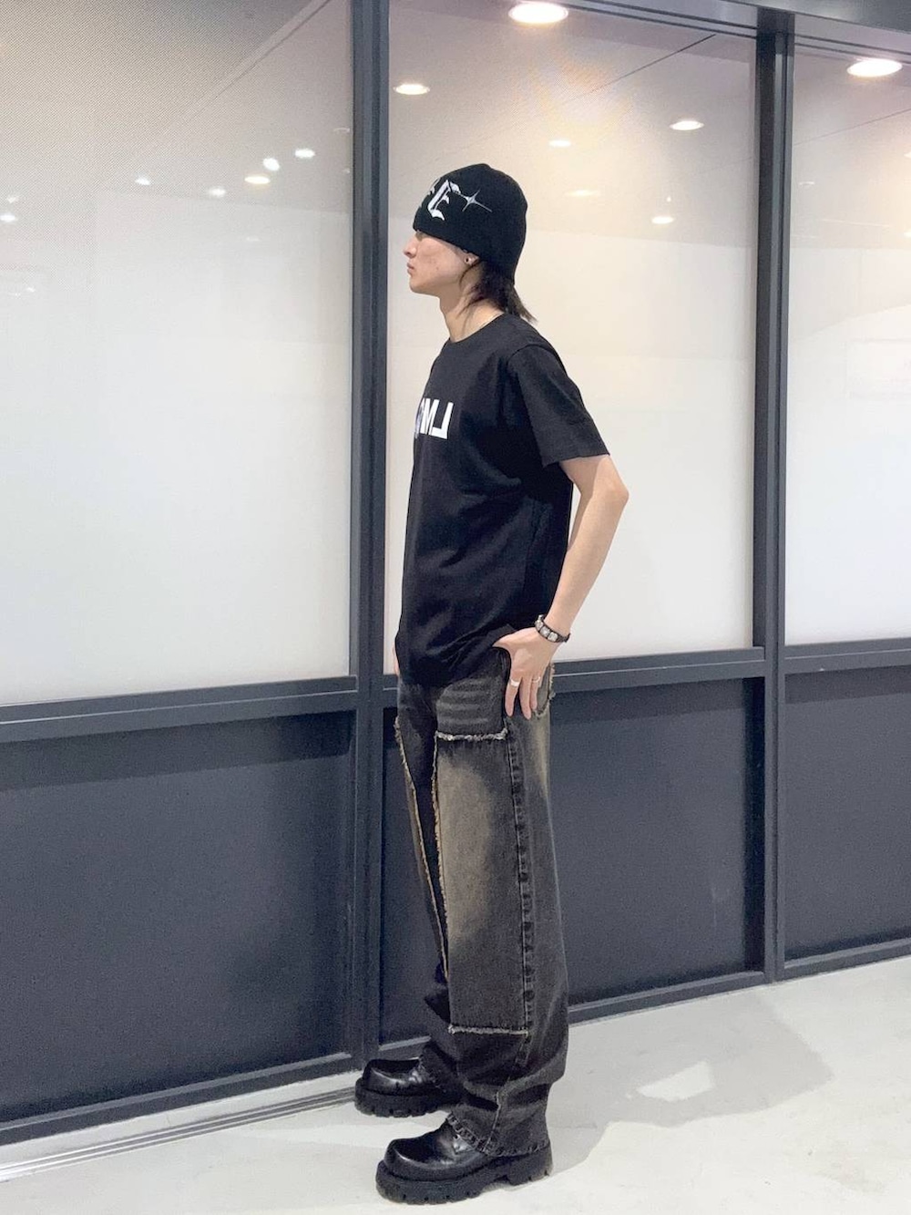 ブラック系のTシャツ/カットソー、ブラック系のニットキャップ/ビーニーを着用したメンズの春コーディネートの2枚目の写真