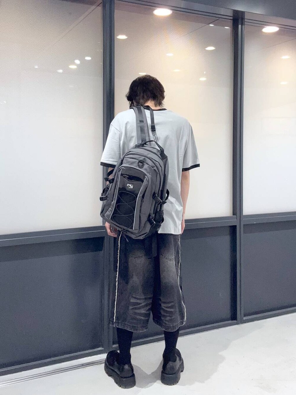 グレー系のTシャツ/カットソーを着用したメンズの春コーディネートの3枚目の写真