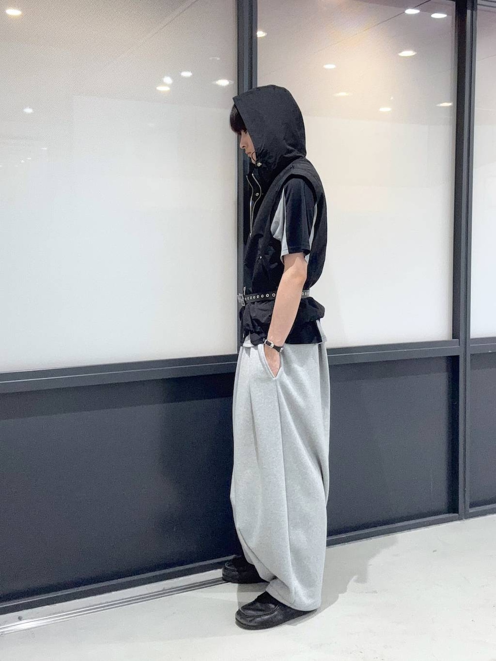 グレー系のその他パンツ、ブラック系のベスト、ブラック系のジャージを着用したメンズの夏コーディネートの2枚目の写真