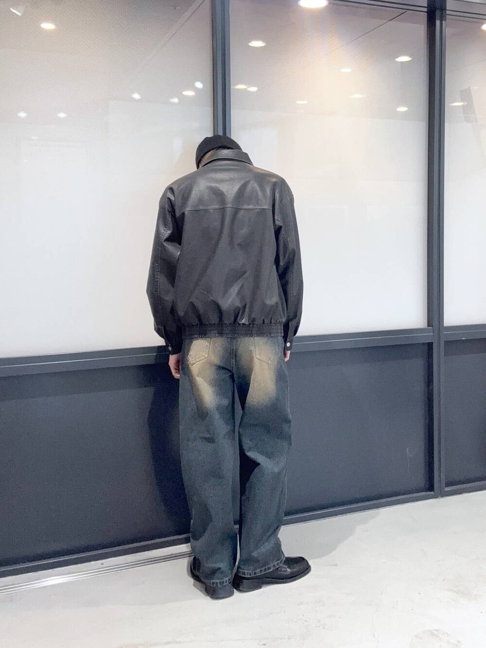 ブラック系のブルゾン、その他のニットキャップ/ビーニーを着用したメンズの冬コーディネートの3枚目の写真