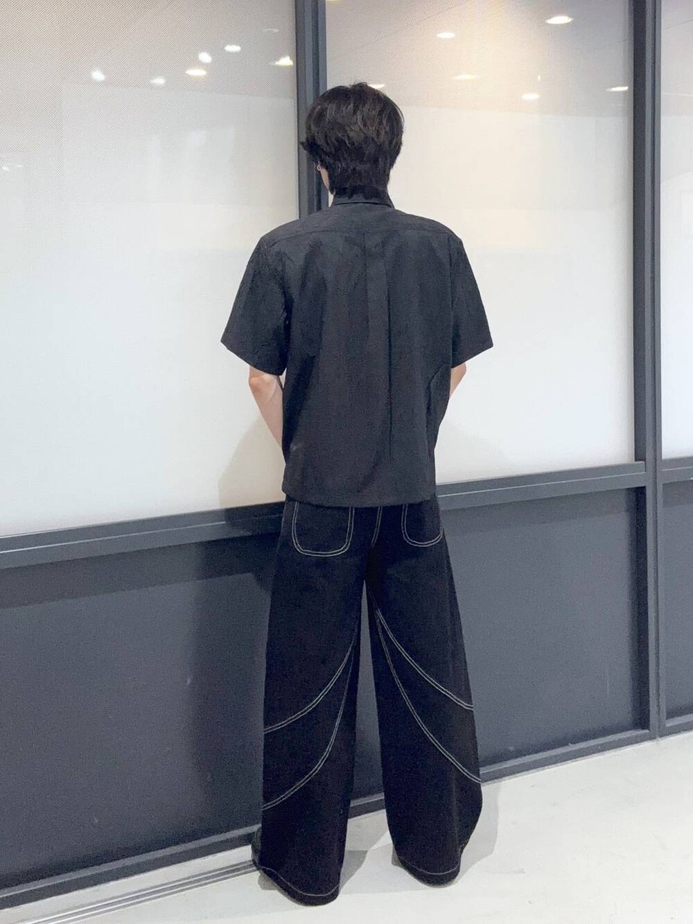 ブラック系のその他パンツを着用したメンズの夏コーディネートの3枚目の写真