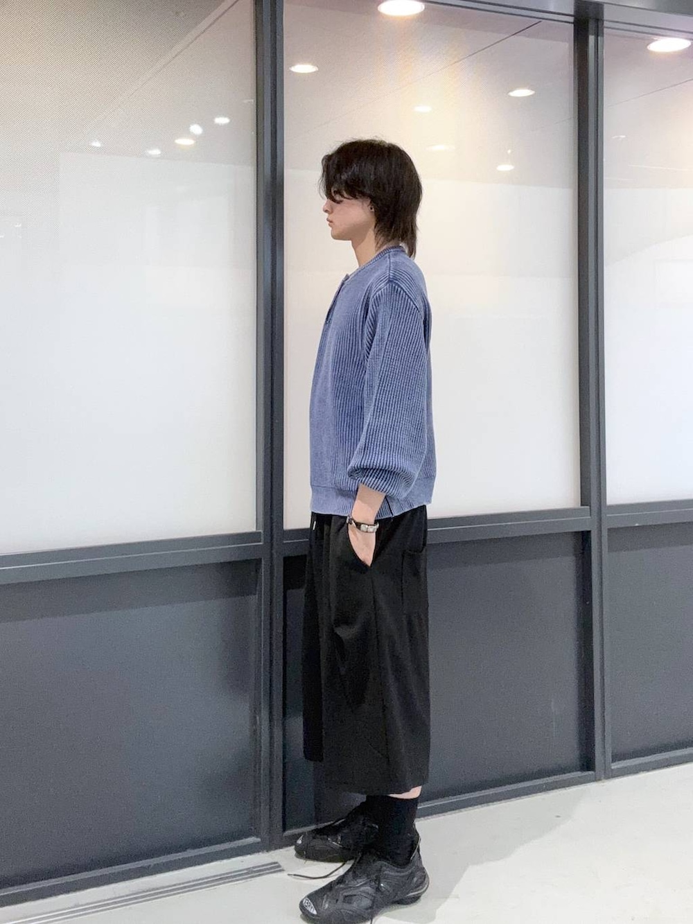 ブルー系のニット/セーターを着用したメンズの春コーディネートの2枚目の写真