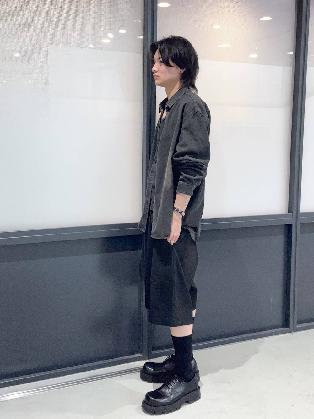 ブラック系のシャツ/ブラウスを着用したメンズの春コーディネートの2枚目の写真