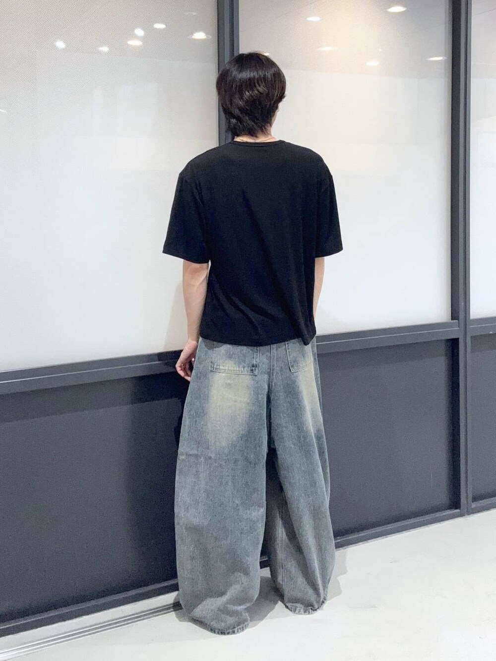 ブルー系のデニムパンツ、ブラック系のTシャツ/カットソーを着用したメンズの夏コーディネートの3枚目の写真