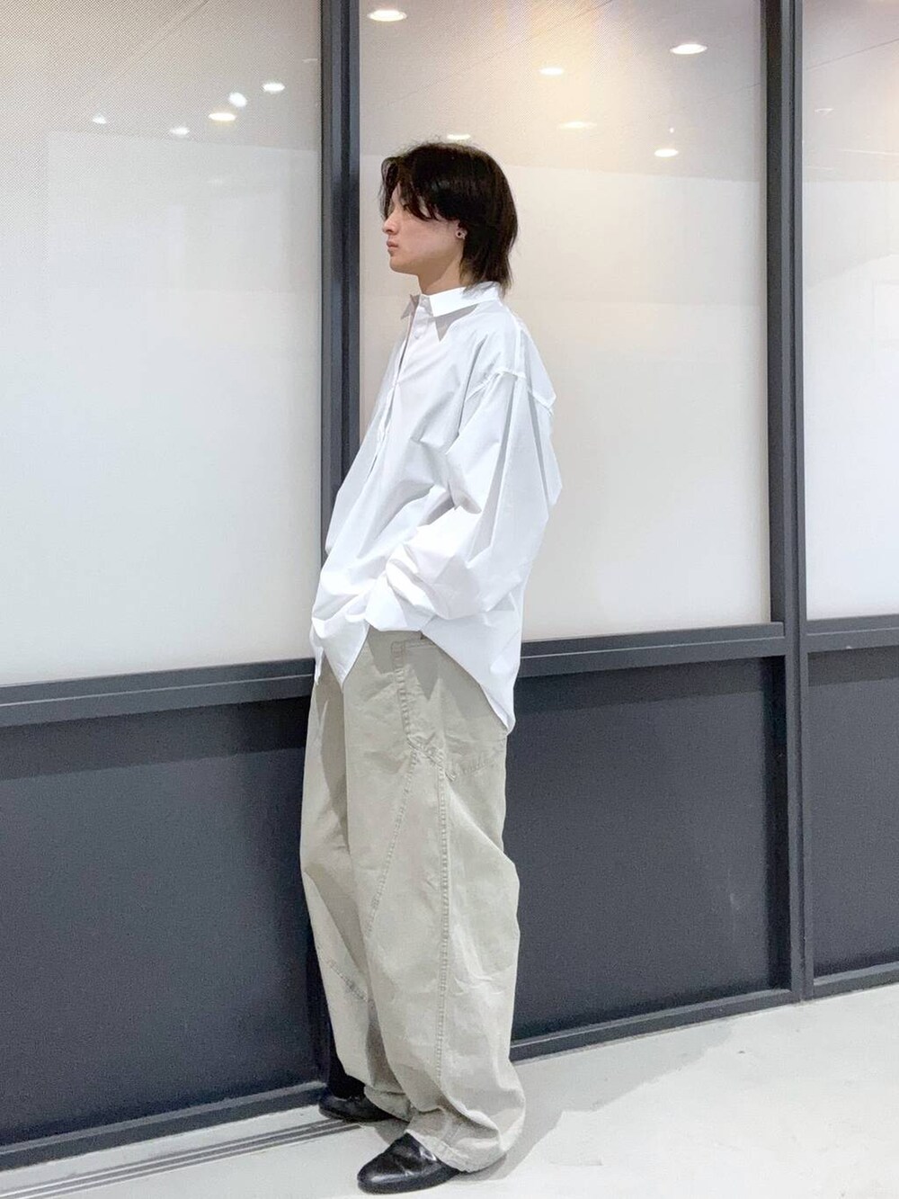 ホワイト系のシャツ/ブラウス、グレー系のその他パンツを着用したメンズの春コーディネートの2枚目の写真