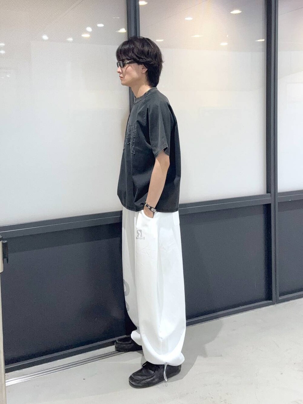 ブラック系のサングラスを着用したメンズの夏コーディネートの2枚目の写真