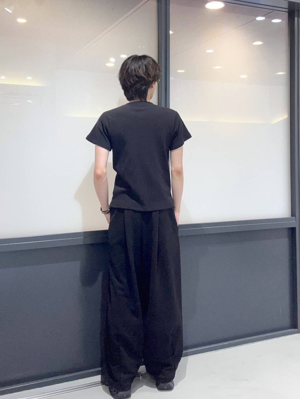 ブラック系のその他パンツ、ブラック系のTシャツ/カットソーを着用したメンズの夏コーディネートの3枚目の写真