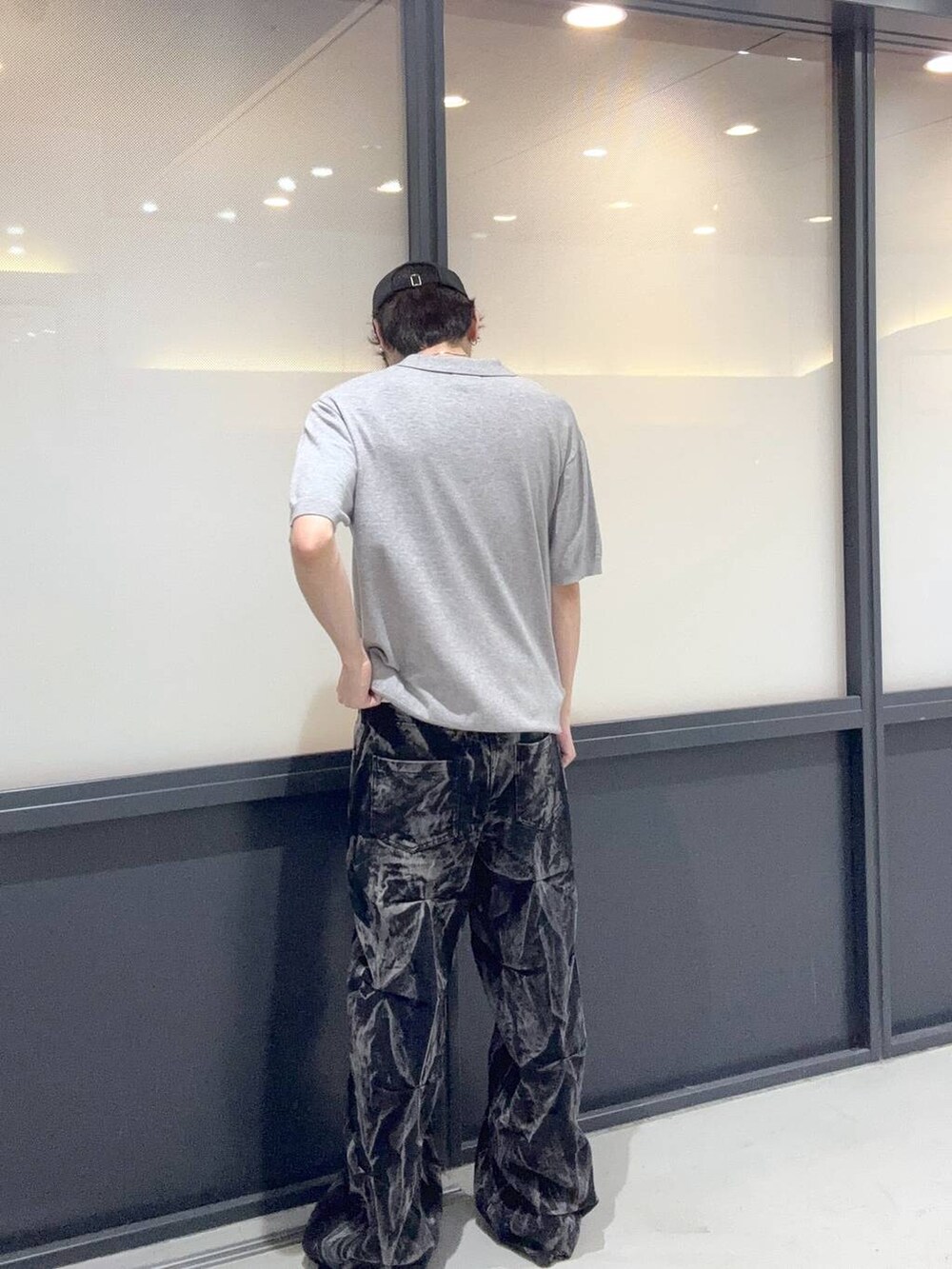 グレー系のTシャツ/カットソー、ブラック系のキャップを着用したメンズの夏コーディネートの3枚目の写真