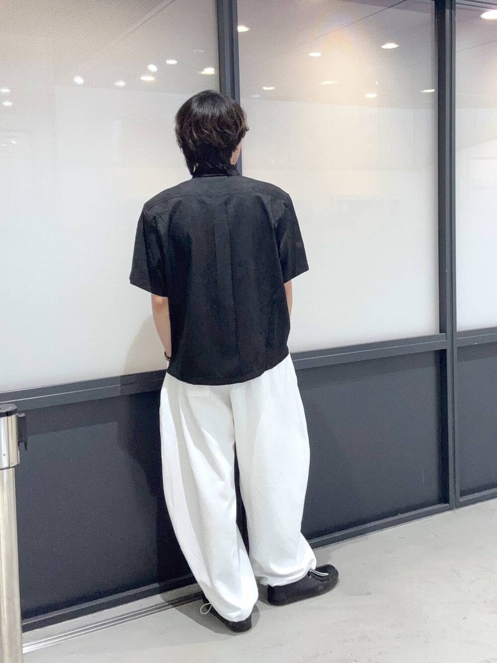 ブラック系のシャツ/ブラウス、ブラック系のサングラスを着用したメンズの夏コーディネートの3枚目の写真