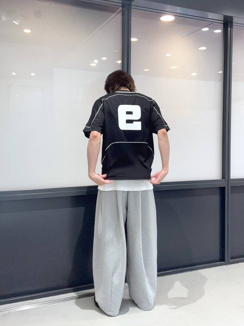 グレー系のその他パンツ、ホワイト系のTシャツ/カットソーを着用したメンズの春コーディネートの3枚目の写真