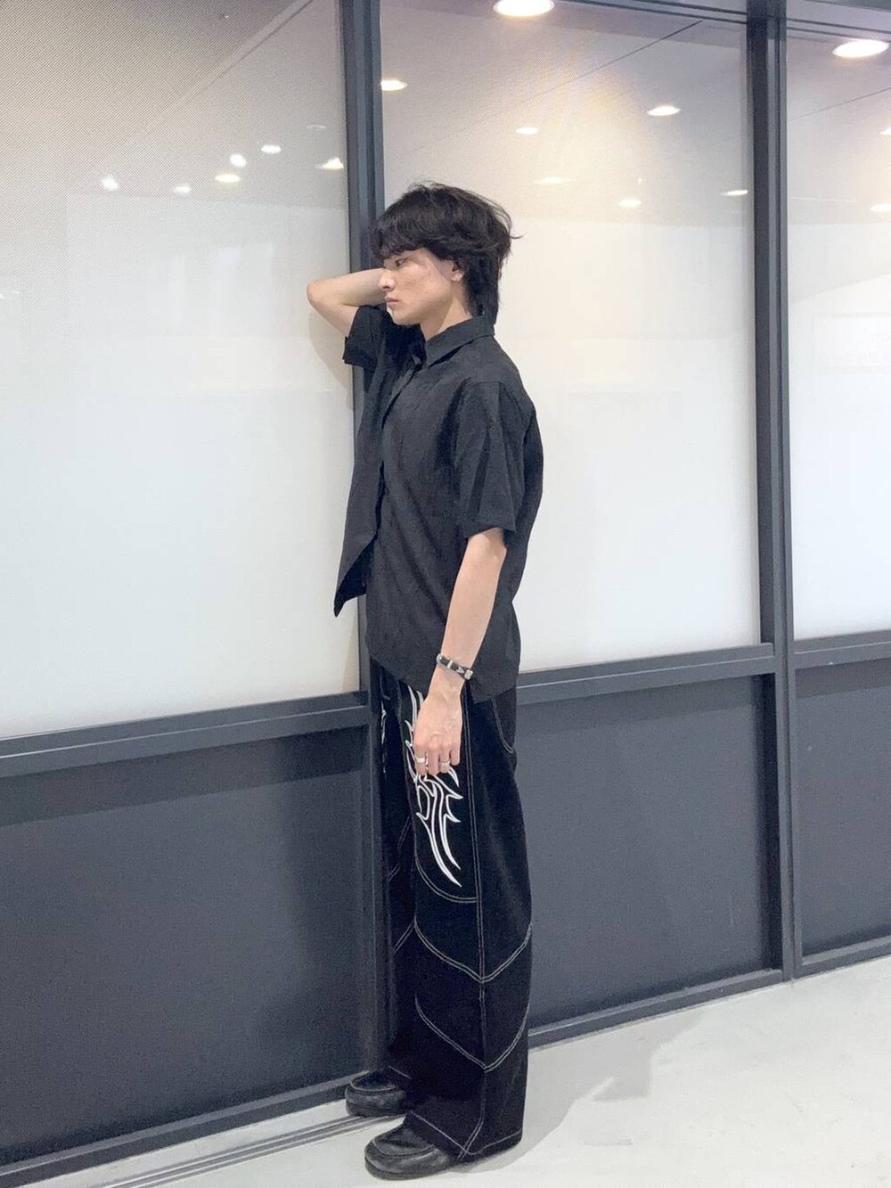 ブラック系のその他パンツを着用したメンズの夏コーディネートの2枚目の写真