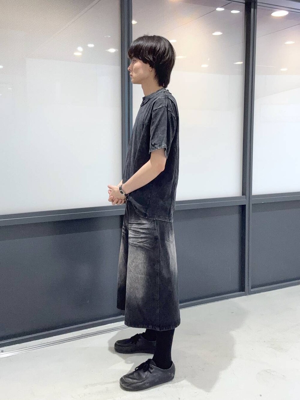 ブラック系のデニムパンツを着用したメンズの夏コーディネートの2枚目の写真