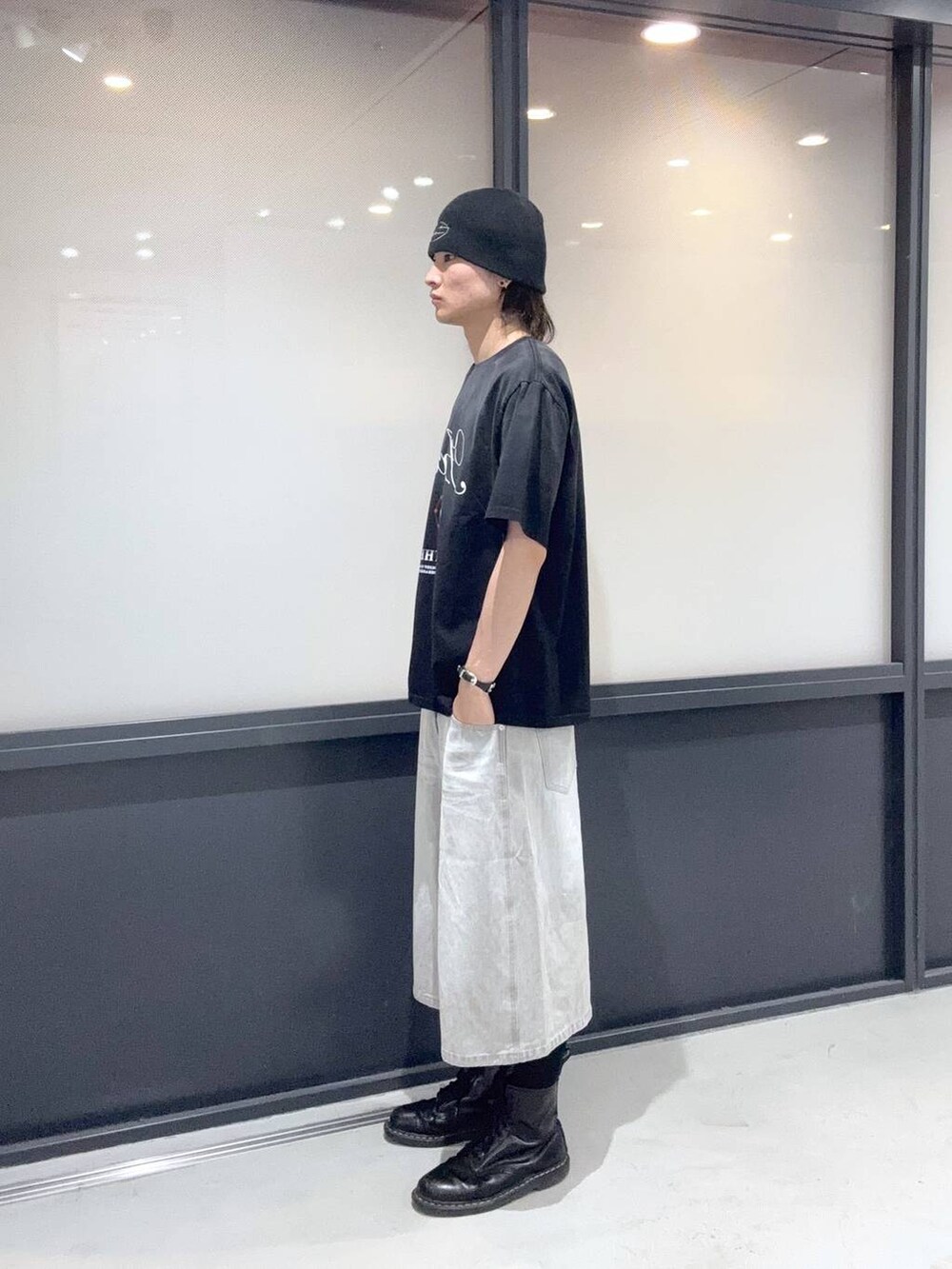 ブラック系のTシャツ/カットソー、その他のニットキャップ/ビーニーを着用したメンズの春コーディネートの2枚目の写真