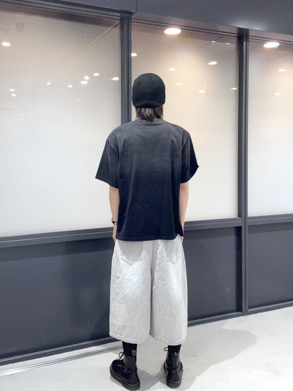 ブラック系のTシャツ/カットソー、その他のニットキャップ/ビーニーを着用したメンズの春コーディネートの3枚目の写真