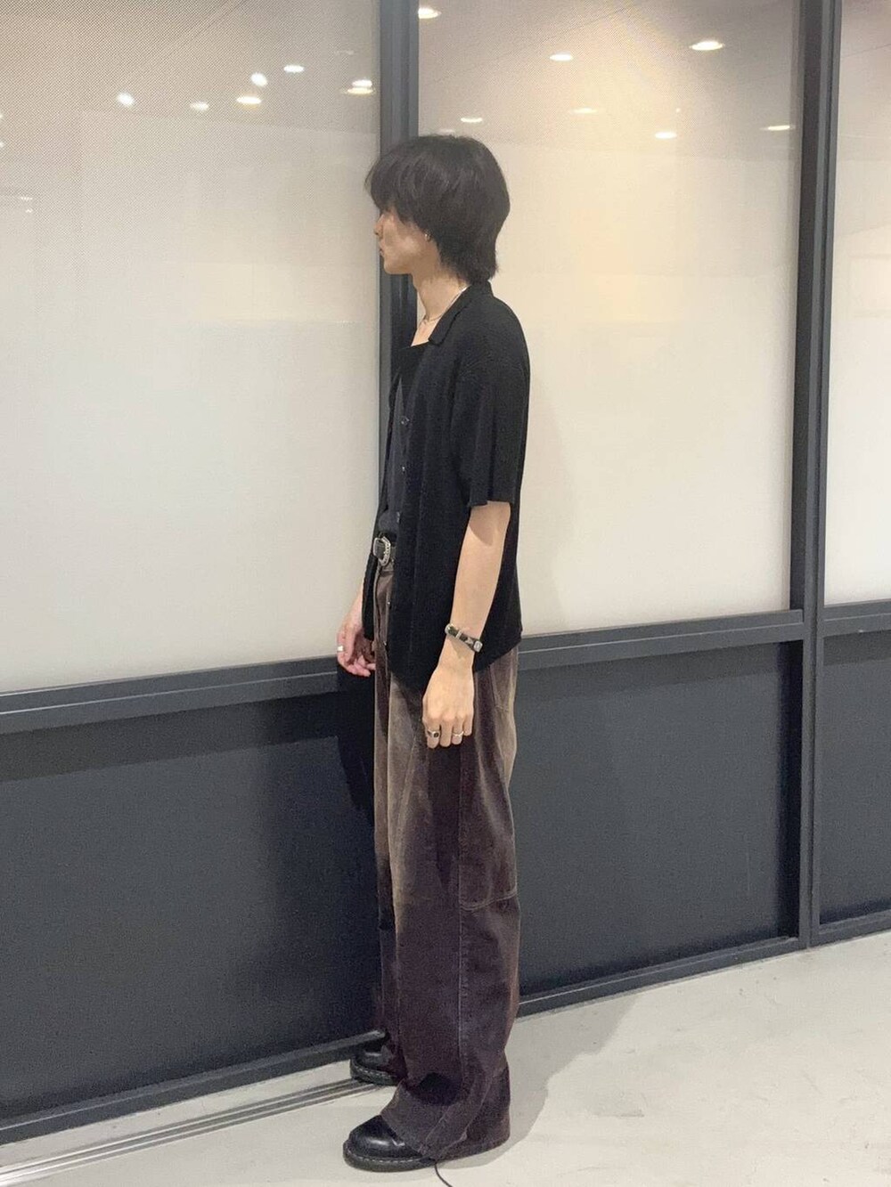 ブラウン系のデニムパンツ、ブラック系のカーディガン/ボレロを着用したメンズの夏コーディネートの2枚目の写真