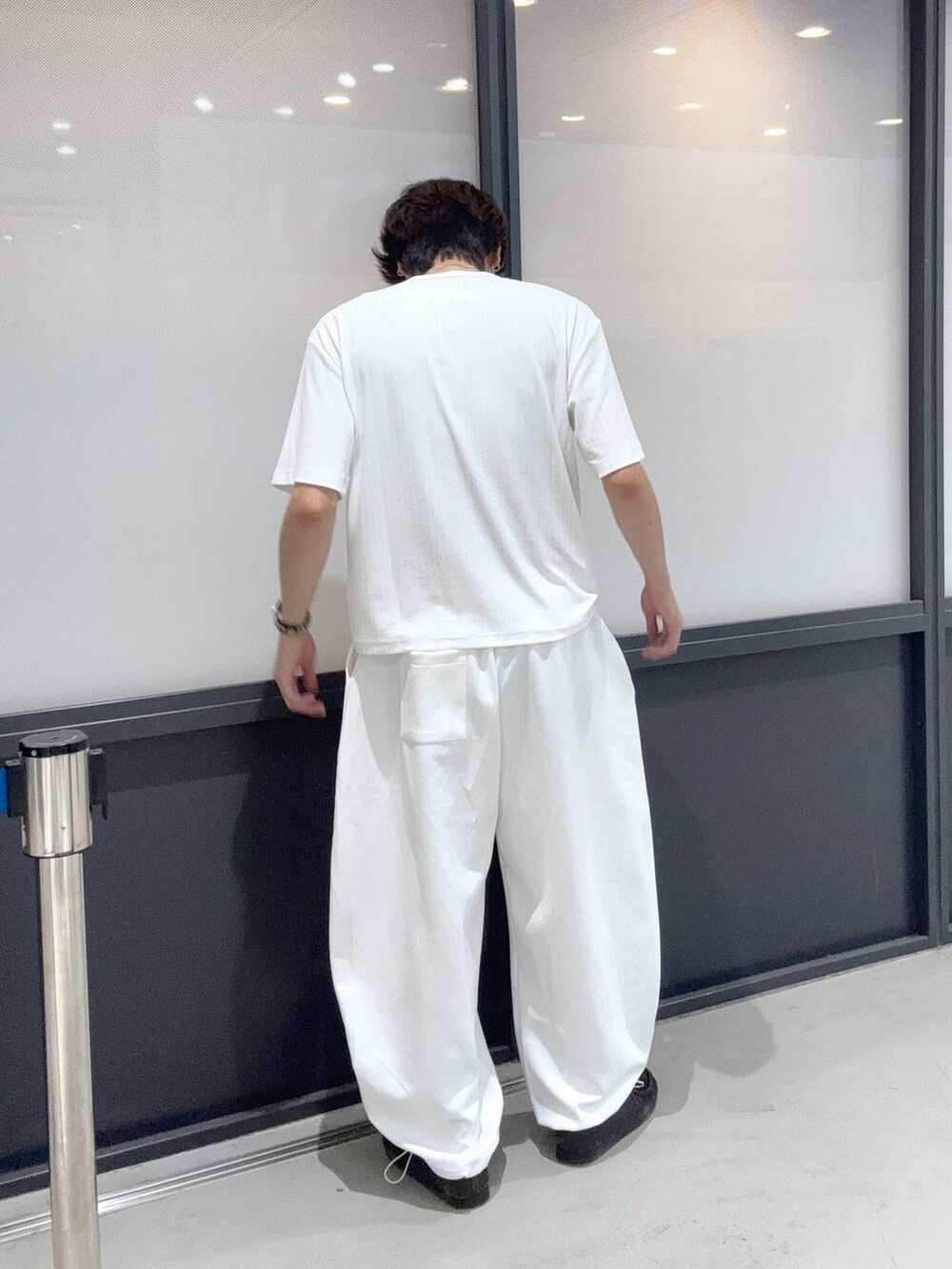 ホワイト系のTシャツ/カットソーを着用したメンズの夏コーディネートの3枚目の写真