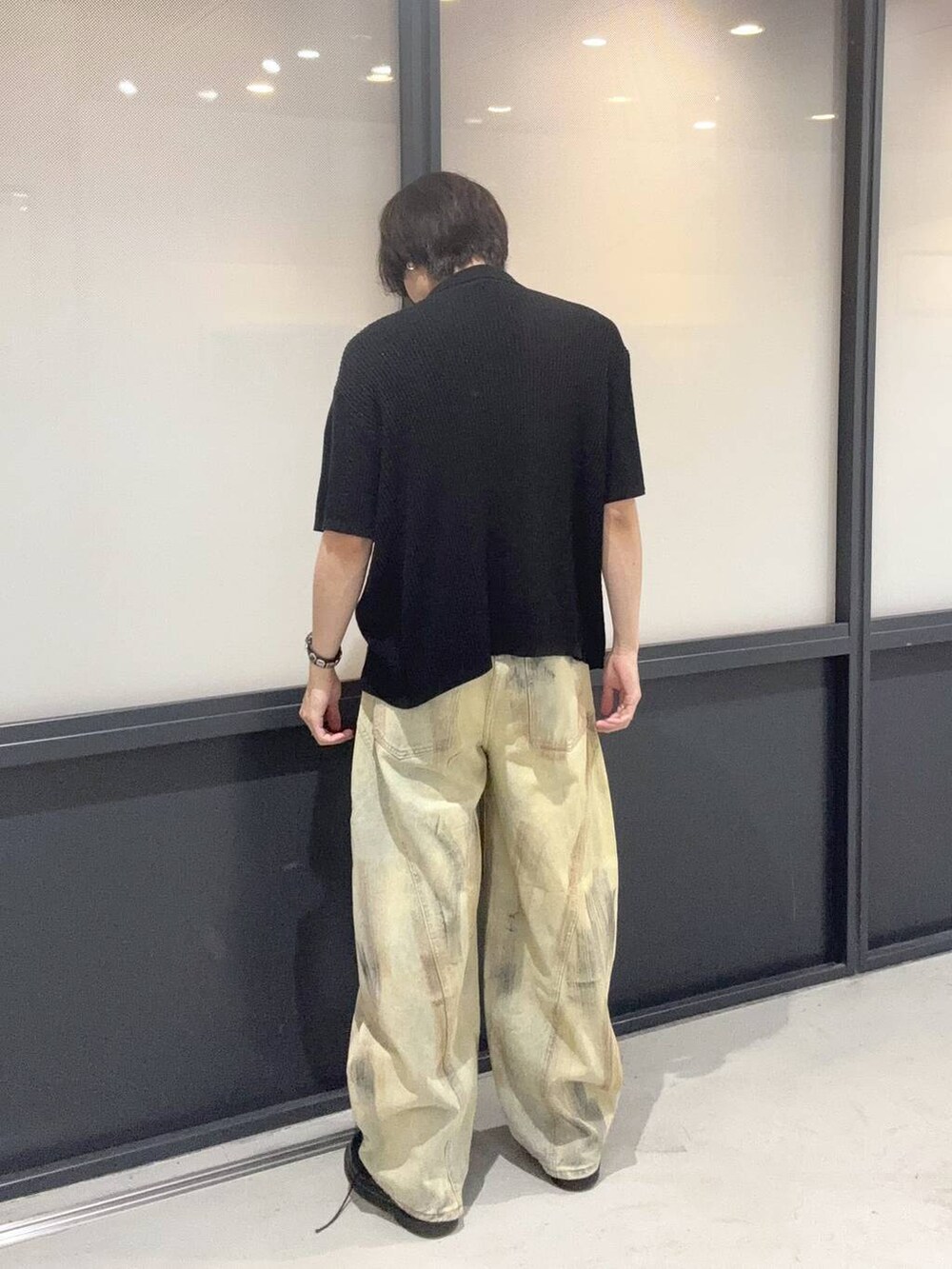 ブラック系のカーディガン/ボレロ、ブルー系のデニムパンツを着用したメンズの夏コーディネートの3枚目の写真