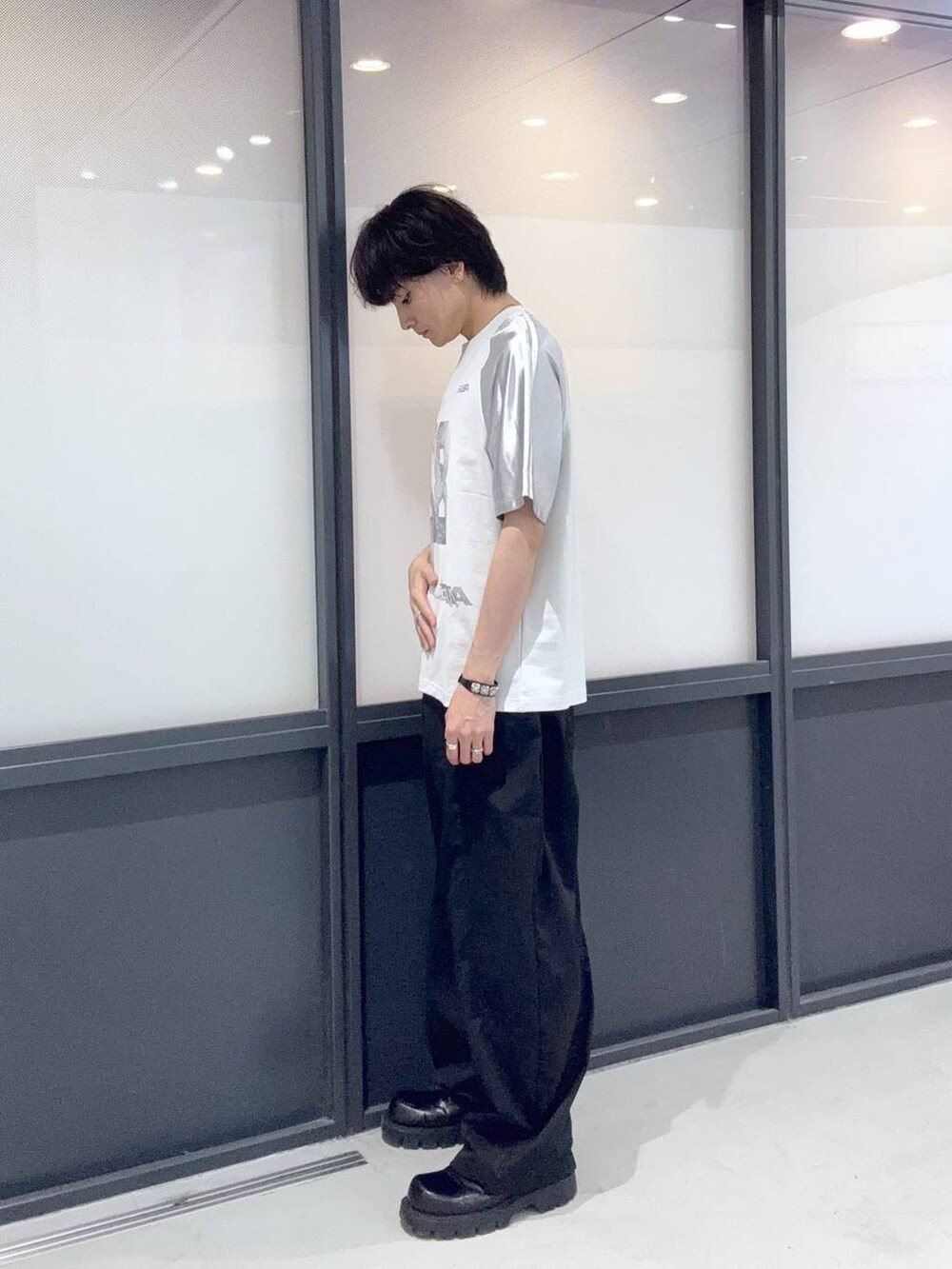 ブラック系のその他パンツ、グレー系のTシャツ/カットソーを着用したメンズの夏コーディネートの2枚目の写真