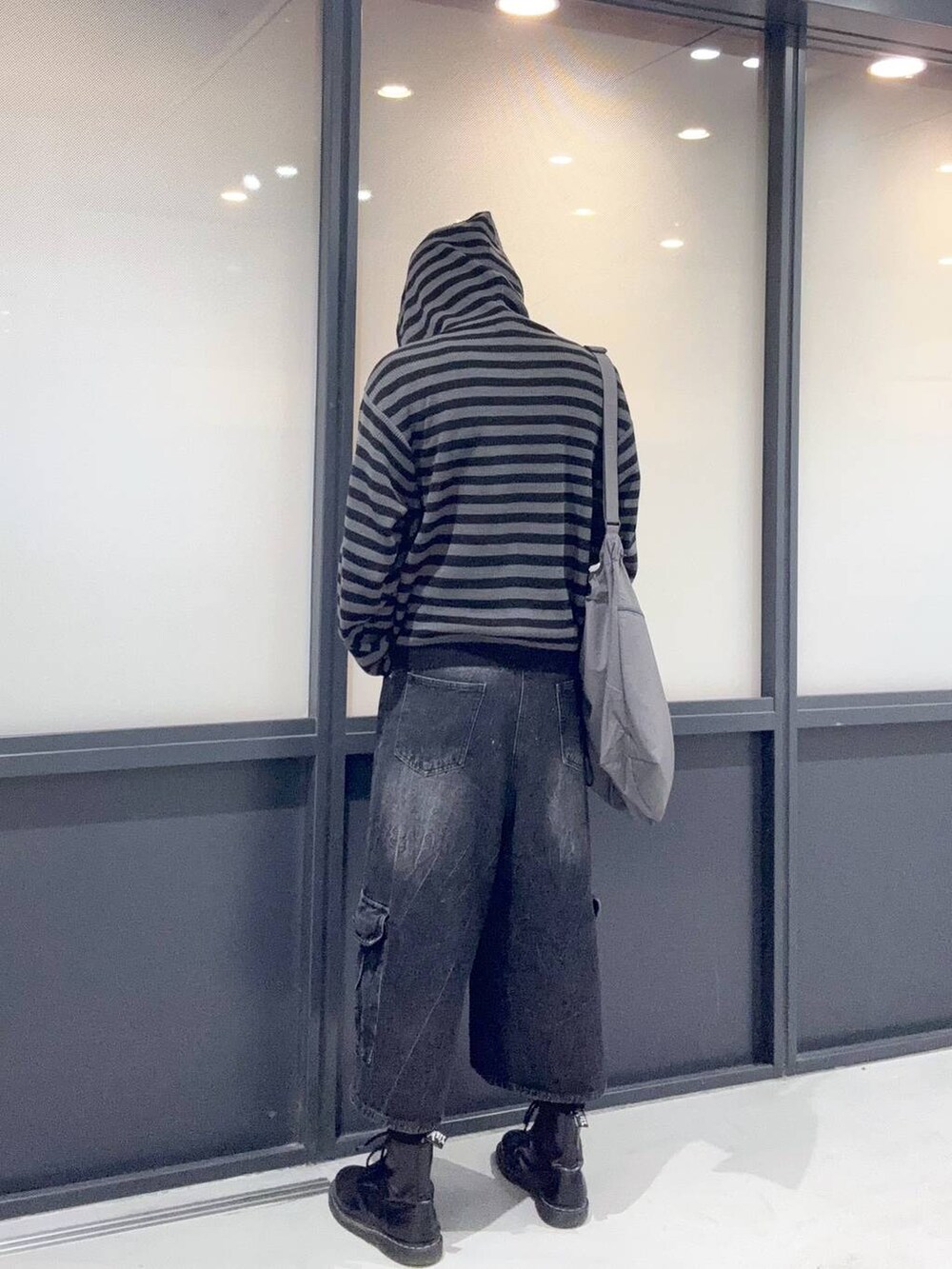 ブラック系のカーゴパンツ、その他のニットキャップ/ビーニーを着用したメンズの夏コーディネートの3枚目の写真