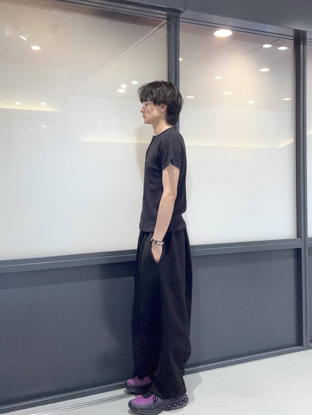 ブラック系のその他パンツ、ブラック系のTシャツ/カットソーを着用したメンズの夏コーディネートの2枚目の写真