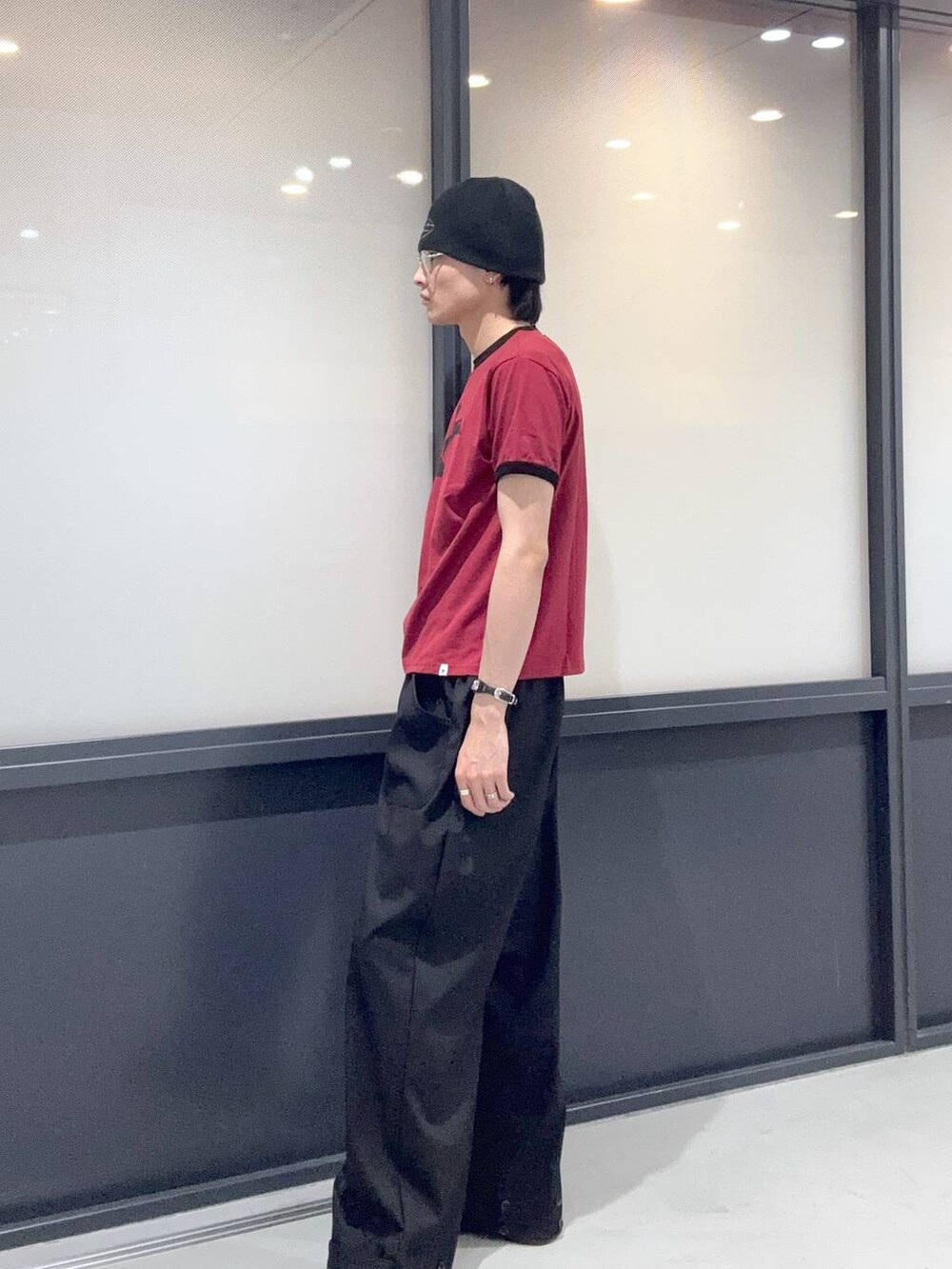 ブラック系のスラックス、レッド系のTシャツ/カットソー、その他のニットキャップ/ビーニーを着用したメンズの夏コーディネートの2枚目の写真