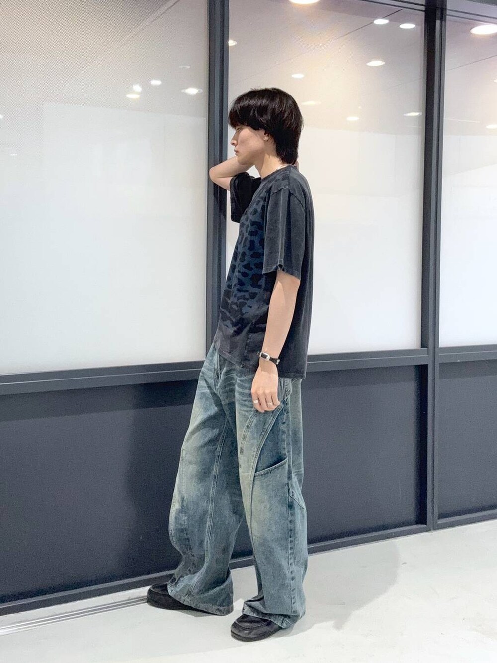 ブルー系のデニムパンツを着用したメンズの夏コーディネートの2枚目の写真