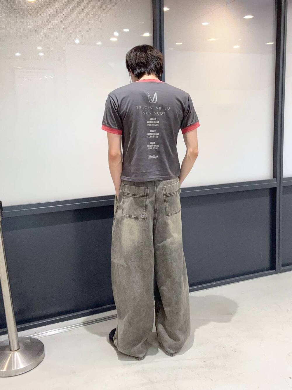 ブラック系のデニムパンツ、グレー系のTシャツ/カットソーを着用したメンズの夏コーディネートの3枚目の写真