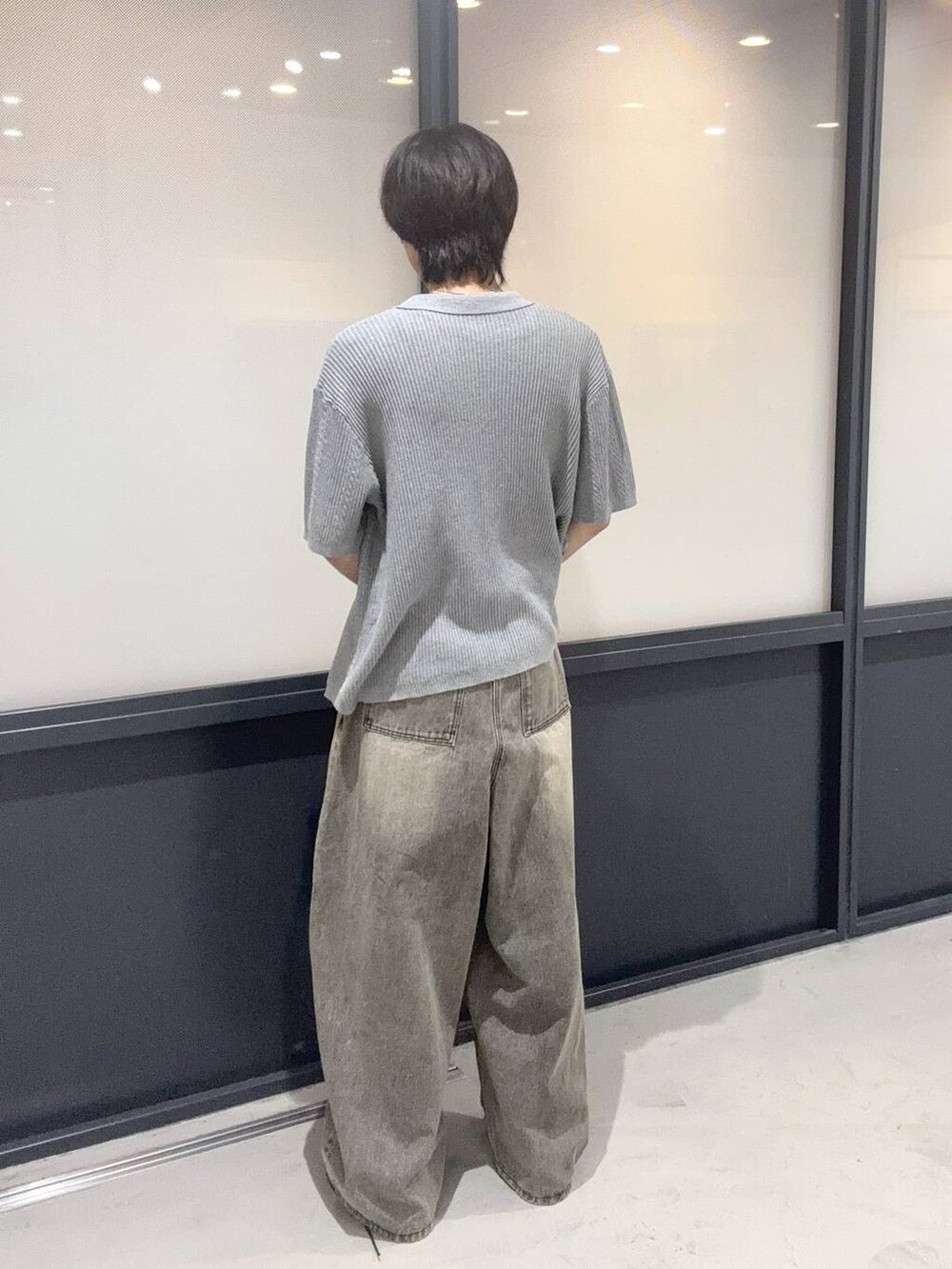 ブラック系のデニムパンツ、グレー系のカーディガン/ボレロを着用したメンズの夏コーディネートの2枚目の写真