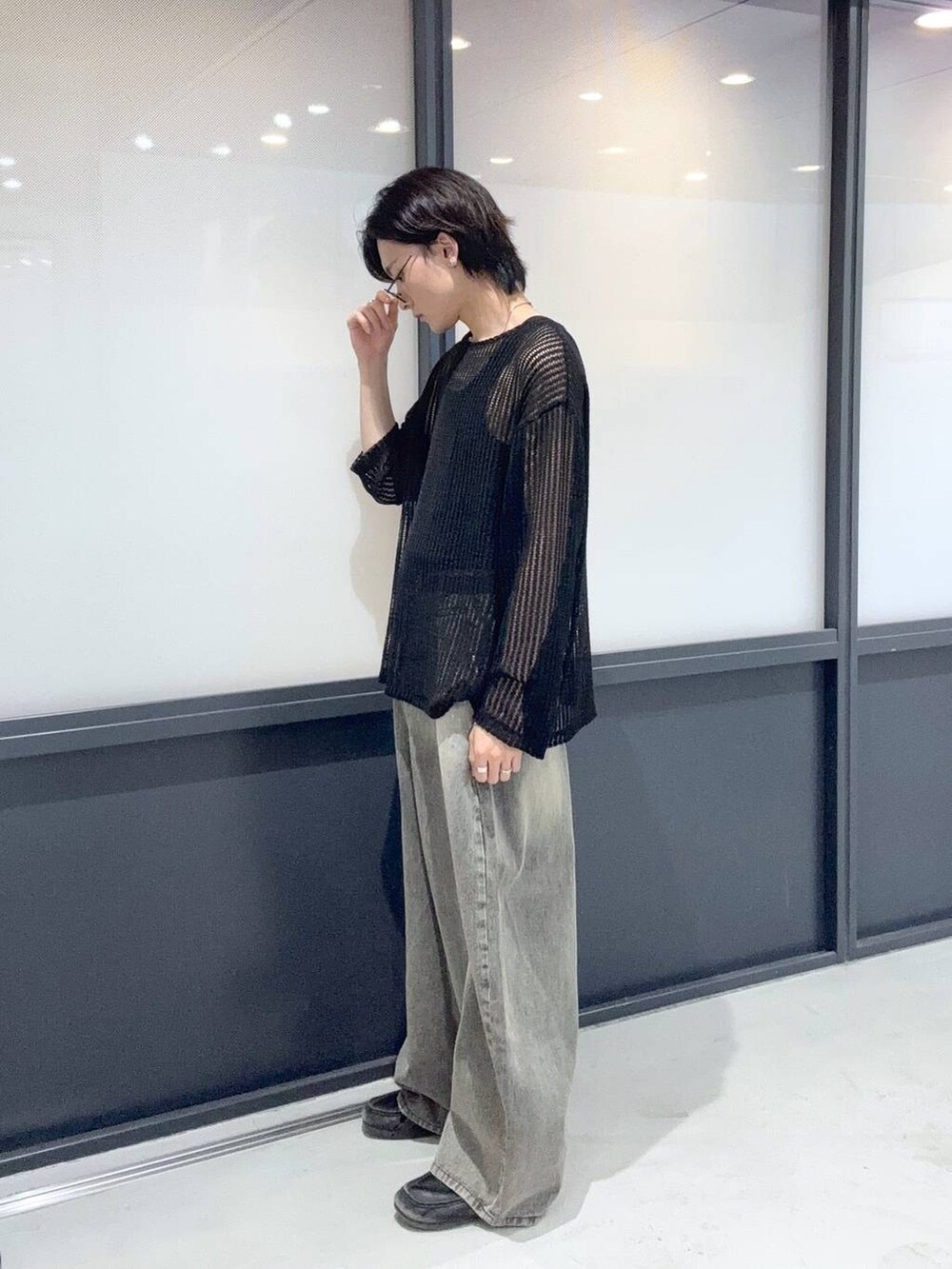 ブラック系のデニムパンツ、ブラック系のニット/セーターを着用したメンズの夏コーディネートの2枚目の写真