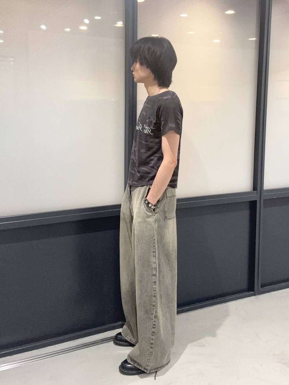 ブラック系のデニムパンツ、グレー系のTシャツ/カットソーを着用したメンズの夏コーディネートの2枚目の写真