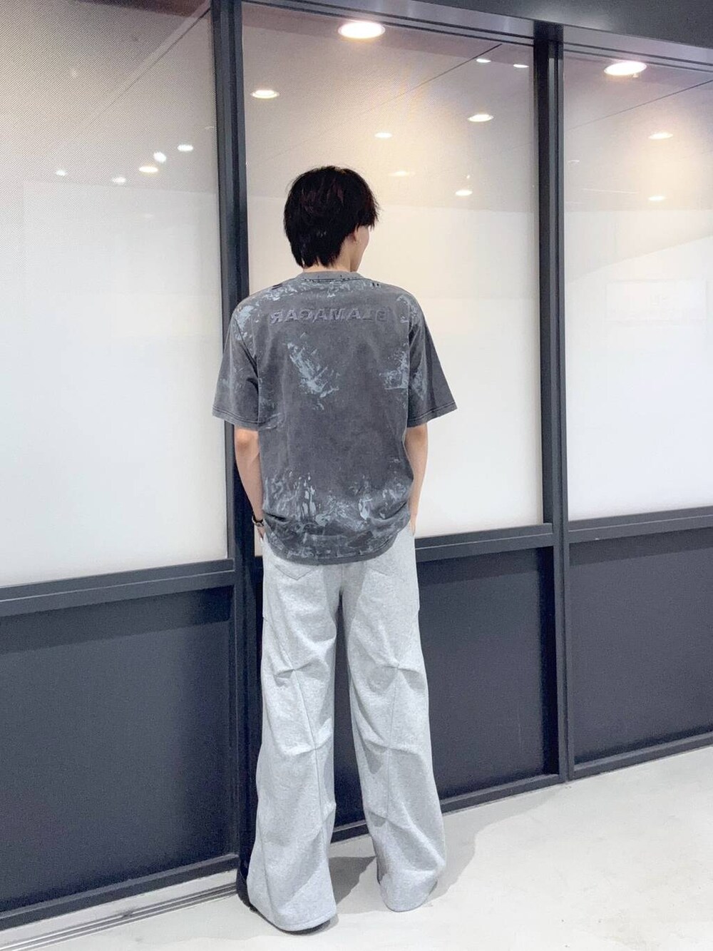 ブラック系のTシャツ/カットソー、グレー系のその他パンツを着用したメンズの夏コーディネートの3枚目の写真