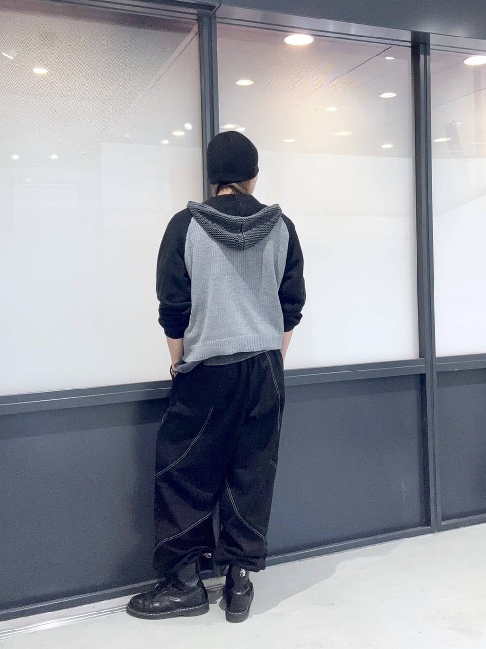 ブラック系のスウェットパンツ、ブラック系のパーカー、その他のニットキャップ/ビーニーを着用したメンズの冬コーディネートの3枚目の写真