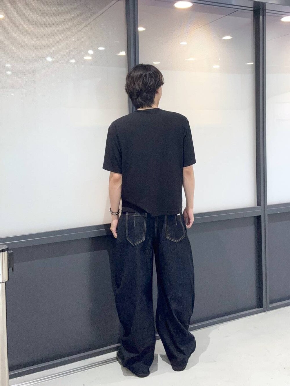 ブルー系のその他パンツ、ブラック系のTシャツ/カットソーを着用したメンズの夏コーディネートの3枚目の写真