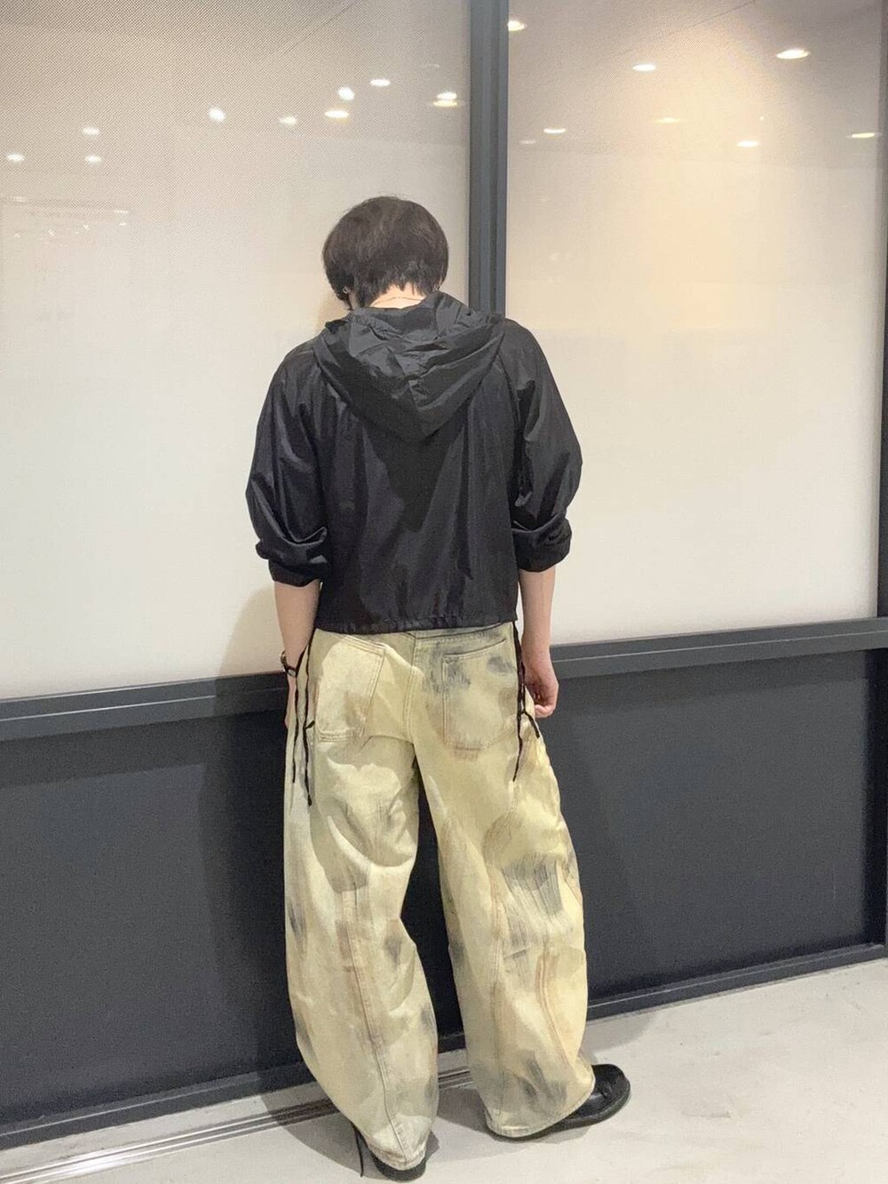 ブラック系のブルゾン、ブルー系のデニムパンツを着用したメンズの夏コーディネートの3枚目の写真