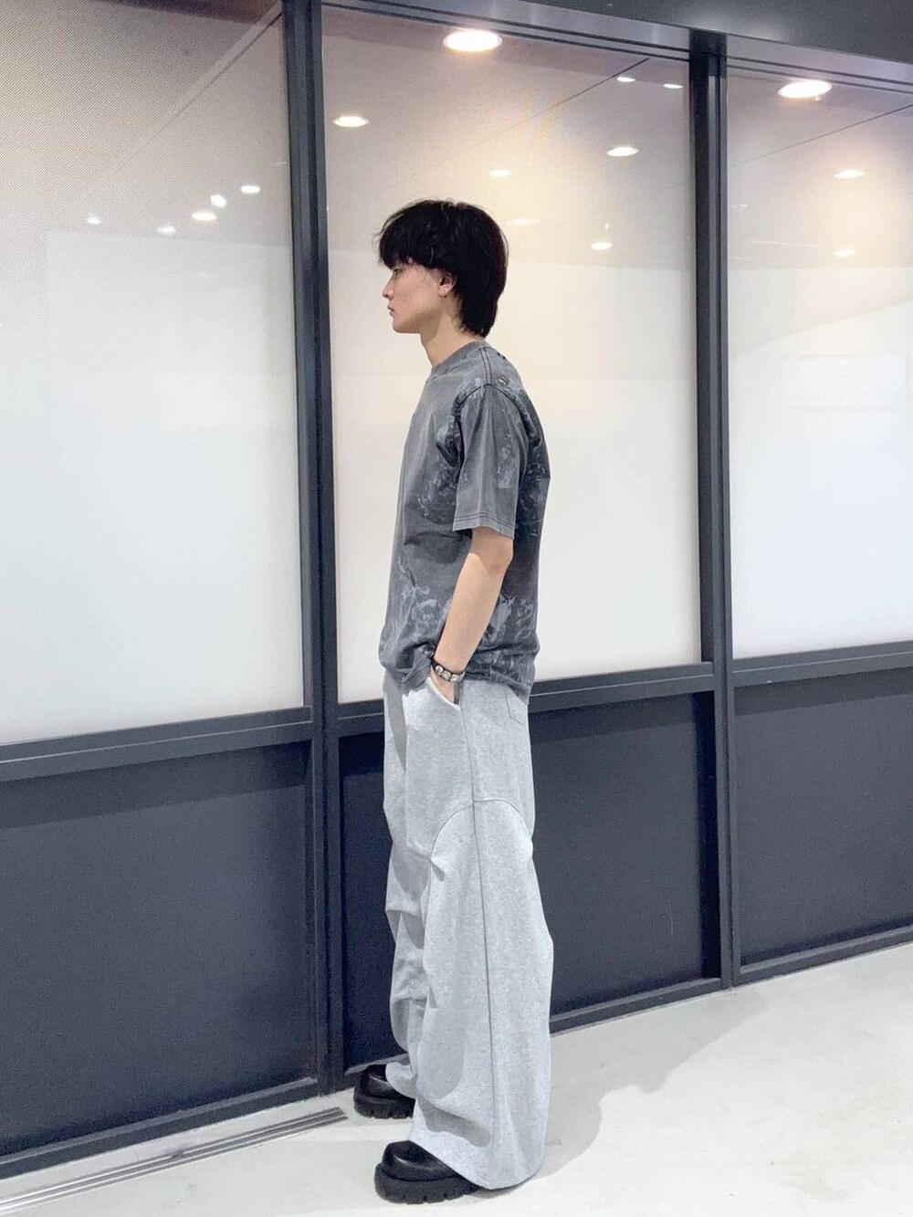 ブラック系のTシャツ/カットソー、グレー系のその他パンツを着用したメンズの夏コーディネートの2枚目の写真