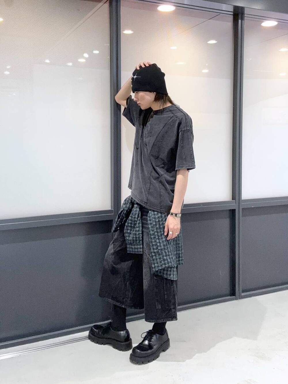 ブラック系のTシャツ/カットソーを着用したメンズの春コーディネートの2枚目の写真