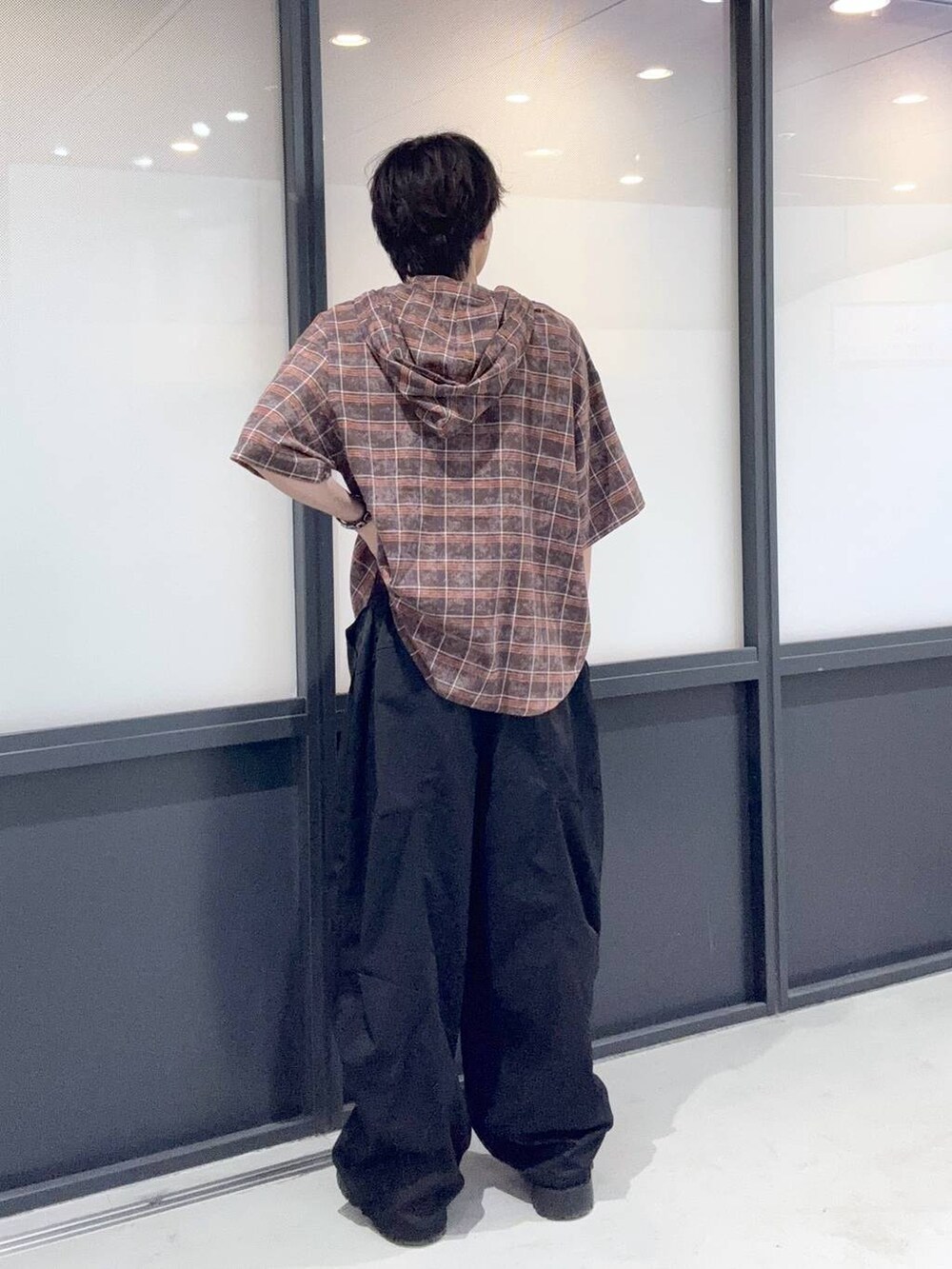 ブラウン系のシャツ/ブラウスを着用したメンズの夏コーディネートの3枚目の写真