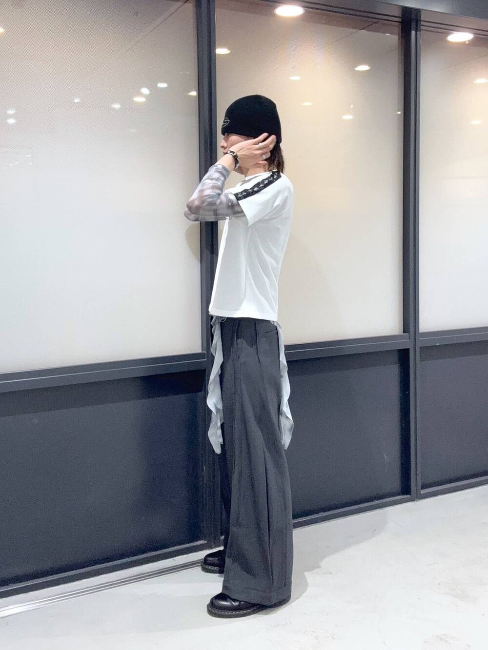 ホワイト系のTシャツ/カットソー、グレー系のシャツ/ブラウス、その他のニットキャップ/ビーニーを着用したメンズの春コーディネートの3枚目の写真