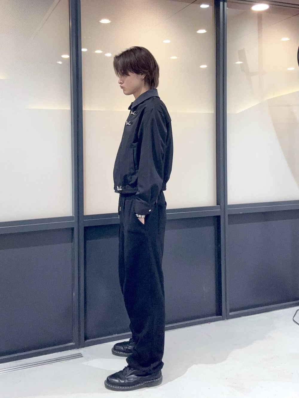 ブラック系のスウェットパンツ、ブラック系のブルゾンを着用したメンズの冬コーディネートの2枚目の写真