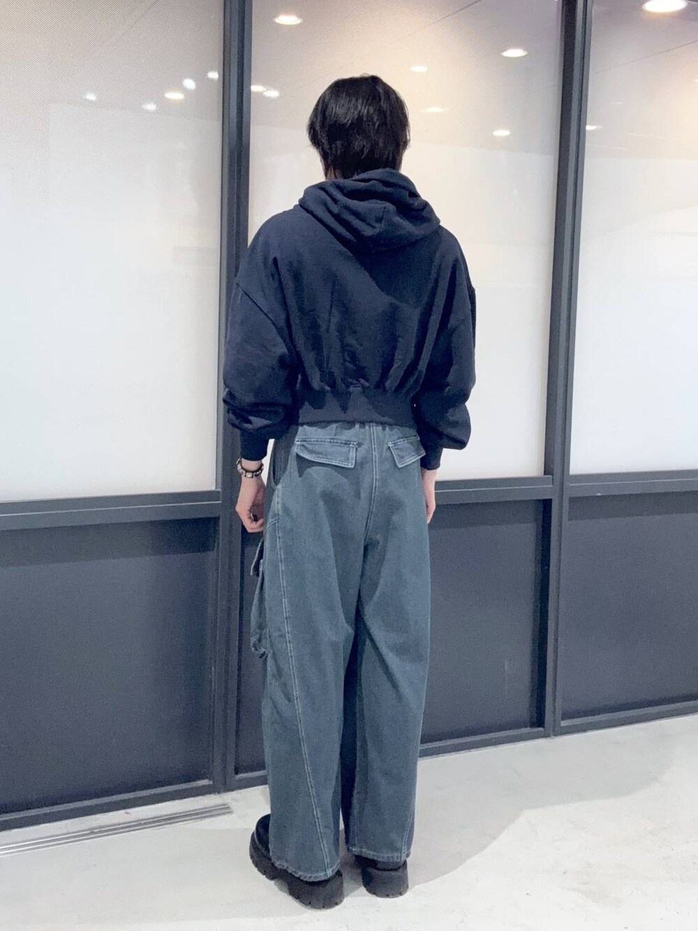 ブルー系のパーカーを着用したメンズの春コーディネートの3枚目の写真