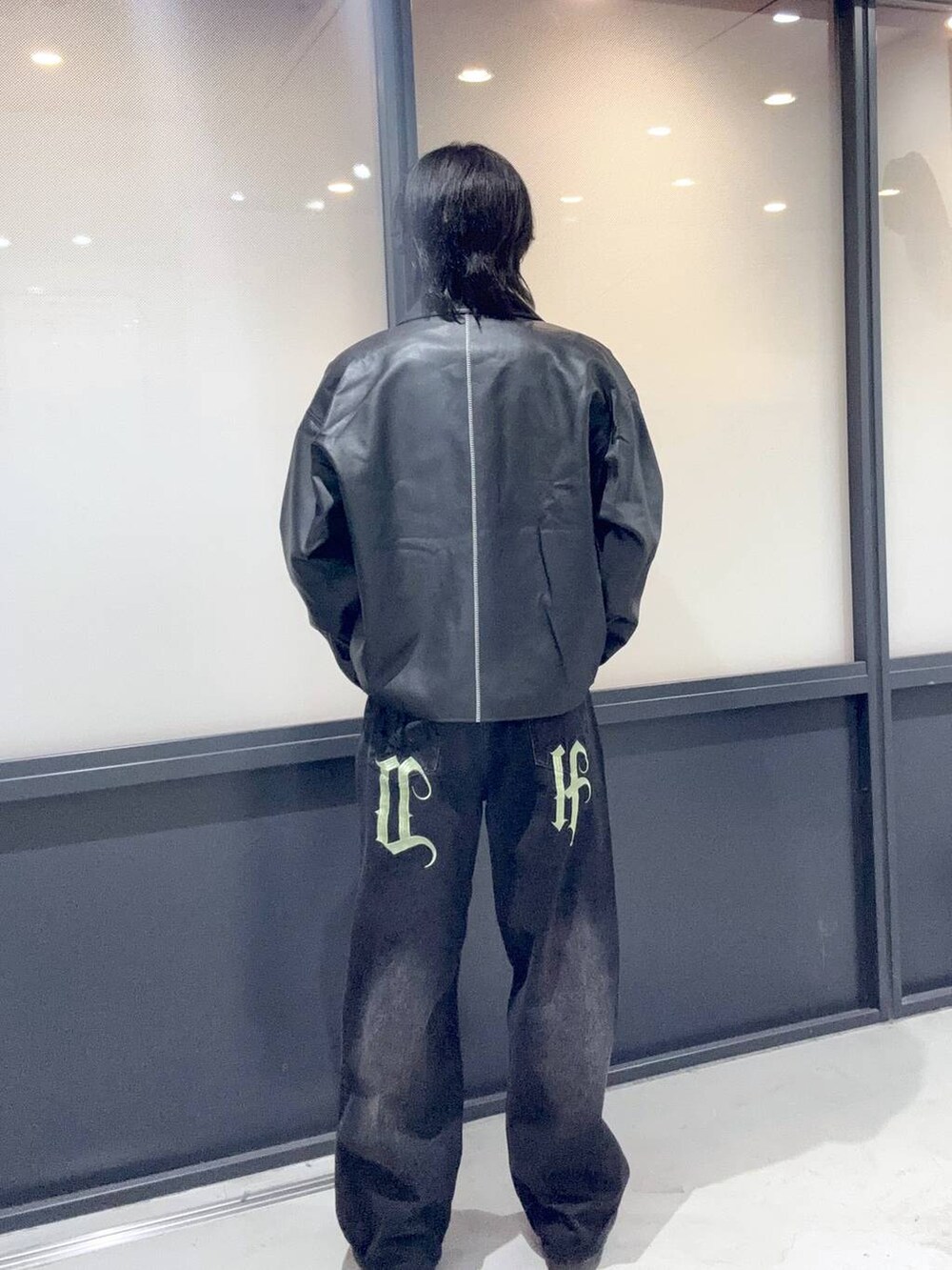 ブラック系のシャツ/ブラウス、ブラック系のブルゾンを着用したメンズの春コーディネートの3枚目の写真