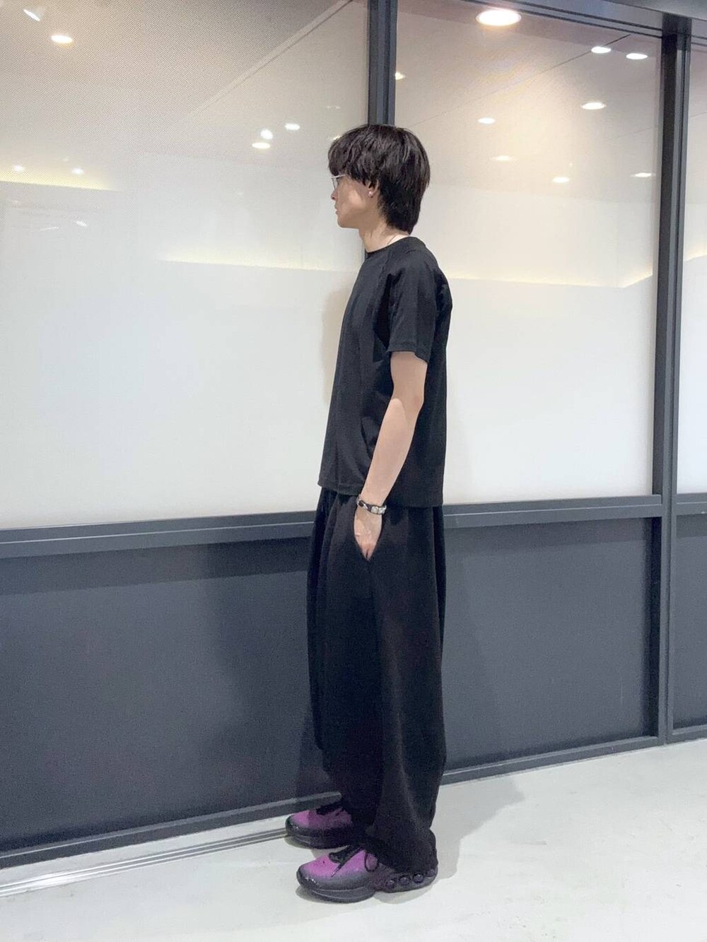 ブラック系のその他パンツ、ブラック系のTシャツ/カットソーを着用したメンズの夏コーディネートの2枚目の写真